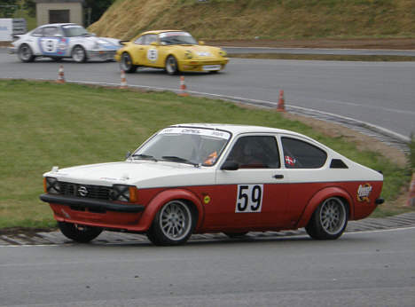 Kombinationen at et styk Opel Kadett samt et styk Peter Hansen, er det der skal til at slå Porsche kørerne når banen er fugtig.